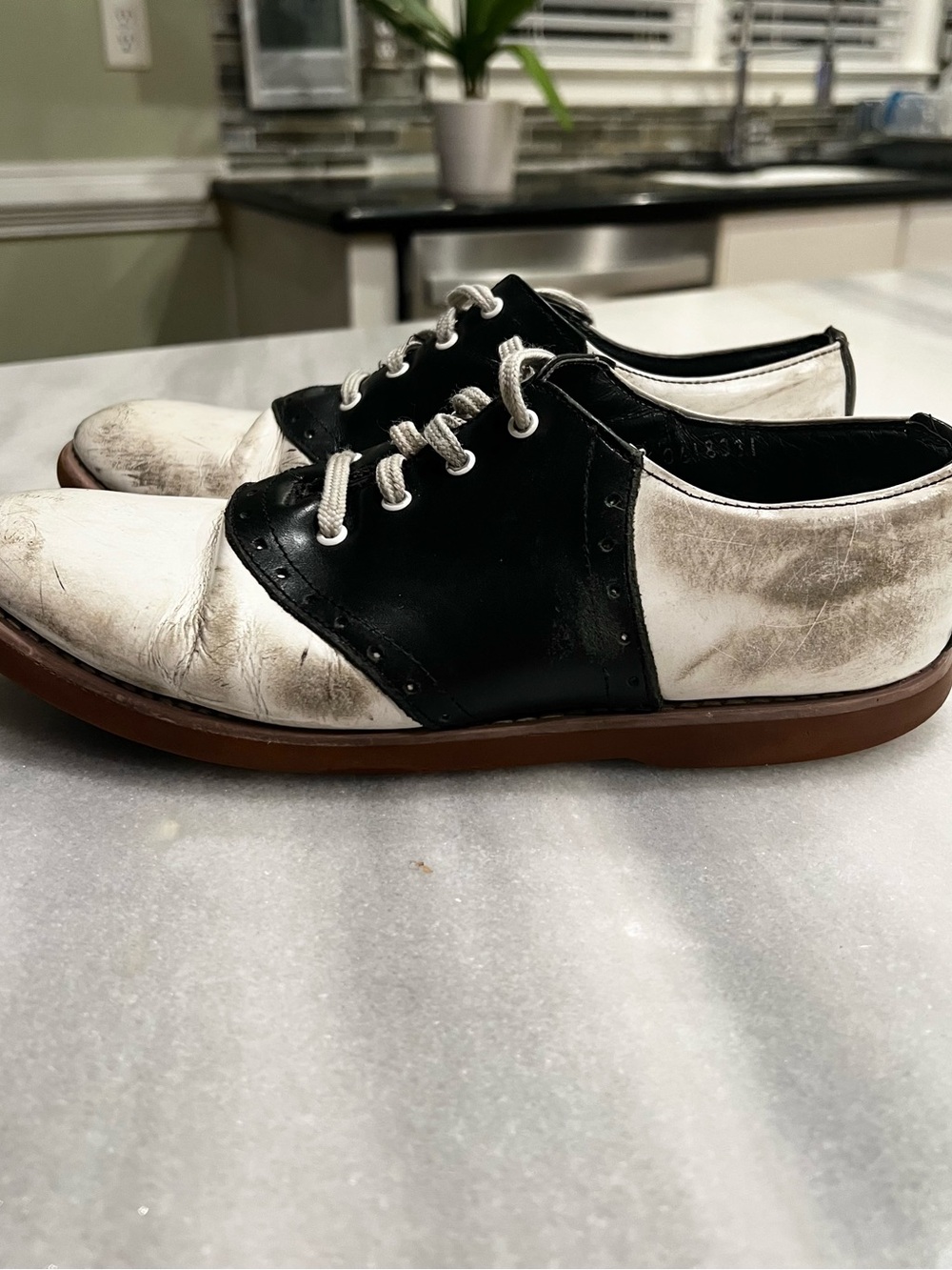 Parker Classic women’s Saddle Shoes in Black and White - size 8.5